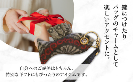 本場大島紬 お魚 キーホルダー （ A ） C078-005-01 伝統的工芸品 大島紬 絹織物