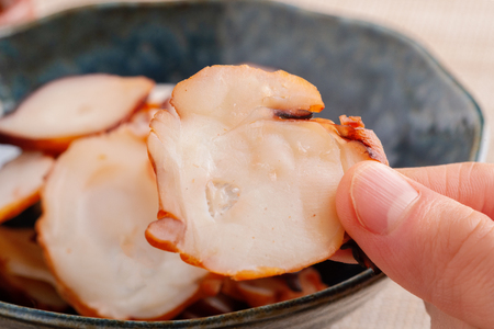 【定期便全３回】たこ風味 ４００ｇ【寄附翌月から発送 ２カ月毎にお届け】計１２００ｇ　燻製いか足 スライス おつまみ HOKAG033