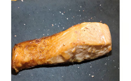 トキシラズ　切り身　500g以上　冷凍生【時知らず　ときしらず　鮭　サケ　さけ　海産物　海鮮　北海道産　国産　贈答　簡単　便利　お手軽】(AM0009)