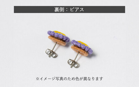 【ファクトリー製造の刺繍ピアス raccan［ラッカン］】frame G『tenten』ブルー×サーモンピンク[CDX008]