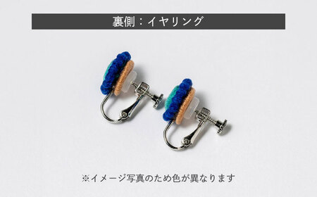 【ファクトリー製造の刺繍イヤリング raccan［ラッカン］】frame G『tenten』ブルー×サーモンピンク[CDX012]