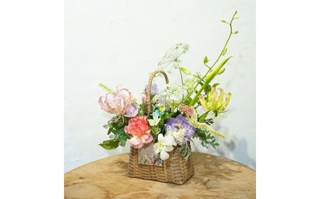 【12回定期便】季節の生花バスケットフラワーM / お花 フラワー アレンジメント バスケットフラワー そのまま飾れる 作家 手作り カゴバッグ 旬の生花 定期便 ナチュラル インテリア お祝い 高知市【株式会社tomoni】[ATCG055]