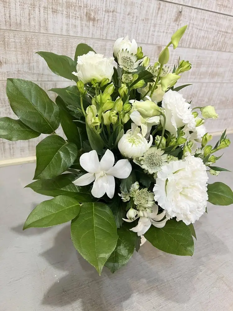 1960年創業 老舗花屋の御供生花アレンジメント（白×グリーン系定番デザイン）