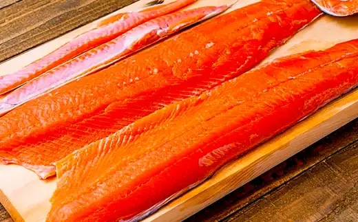 北海道産 船上活〆サケメス 約2.5kg 【2026年9月上旬～10月下旬まで発送予定】 鮭 イクラ 卵 活〆 塩焼き 冷凍 旬 魚 魚類 魚介 魚介類 食材 国産 サケ さけ フライ ムニエル サケフレーク 鮭フレーク
