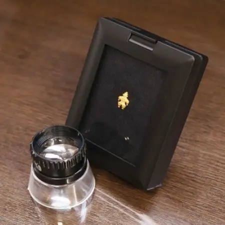 【Do_goods】純金製! 指先に乗る米粒サイズの「遮光器土偶」 659-979【配送不可地域：離島・沖縄県】【1565331】