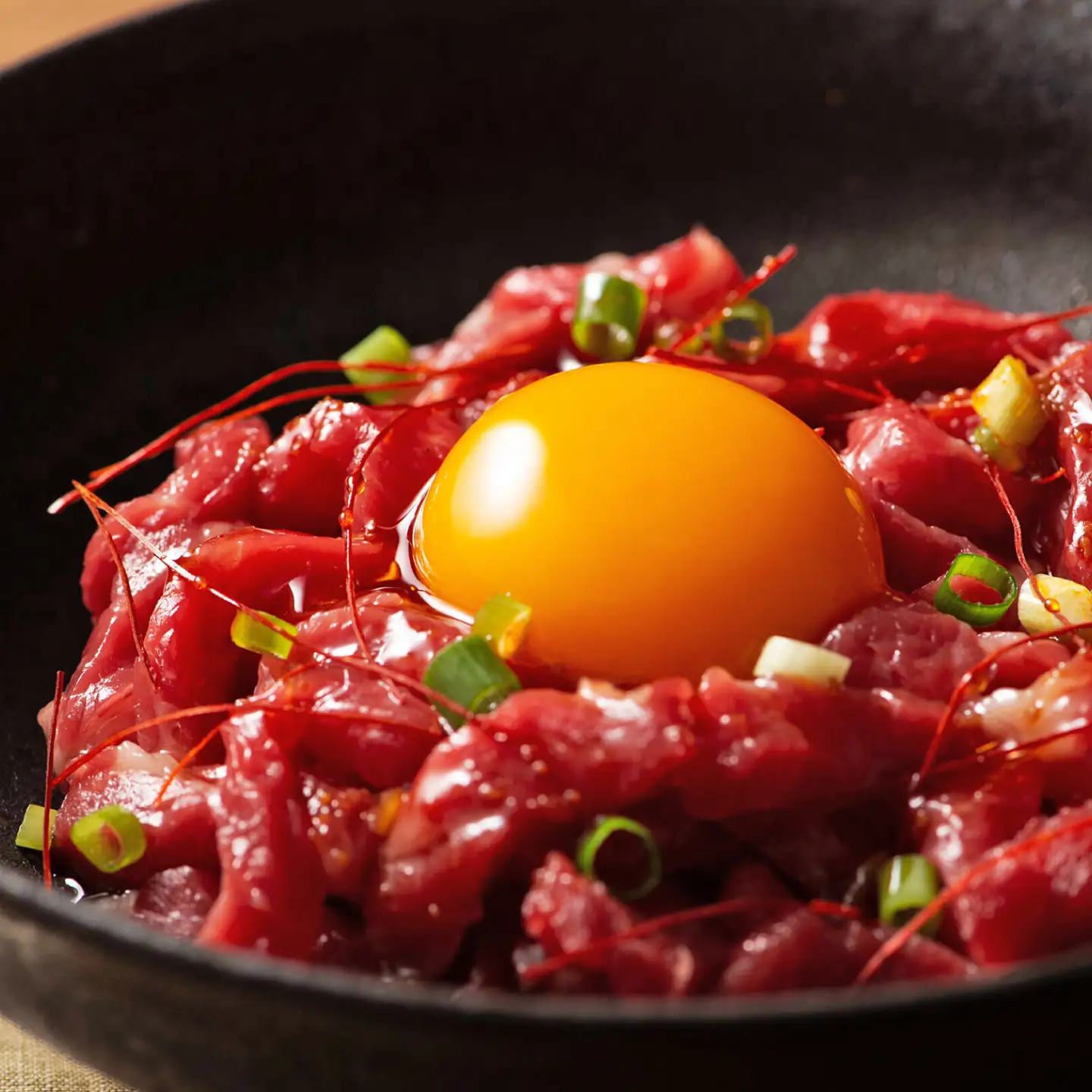 【本場・熊本特産】馬刺し4種の食べ比べセット（ふじ馬刺し上赤身・ユッケ・国産馬刺し赤身・ユッケ） 計約260g【亀井通産株式会社】[AYBQ104]