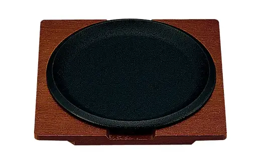 トキワ鉄器 ステーキ皿 （ 木台タイプ ） IH対応 丸判 （ 浅型 ） 20cm 317 くわな鋳物 職人 蓄熱性 保温力 浅型 お皿 皿 食器 食卓 オシャレ 日常使い 重厚感 伝統 匠の技 プレート 鉄板 家庭用