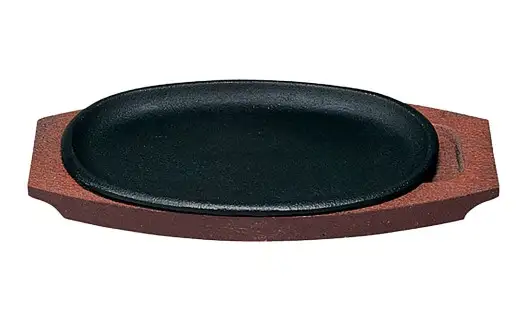 トキワ鉄器 ステーキ皿 ＆ ハンドル付き （ 木台タイプ ） IH対応 小判 （ 浅型 ） 大 30cm 316 くわな鋳物 職人 蓄熱性 保温力 浅型 取っ手 お皿 皿 食器 オシャレ 日常使い 重厚感 伝統 匠の技 食卓 鉄板 プレート 家庭用