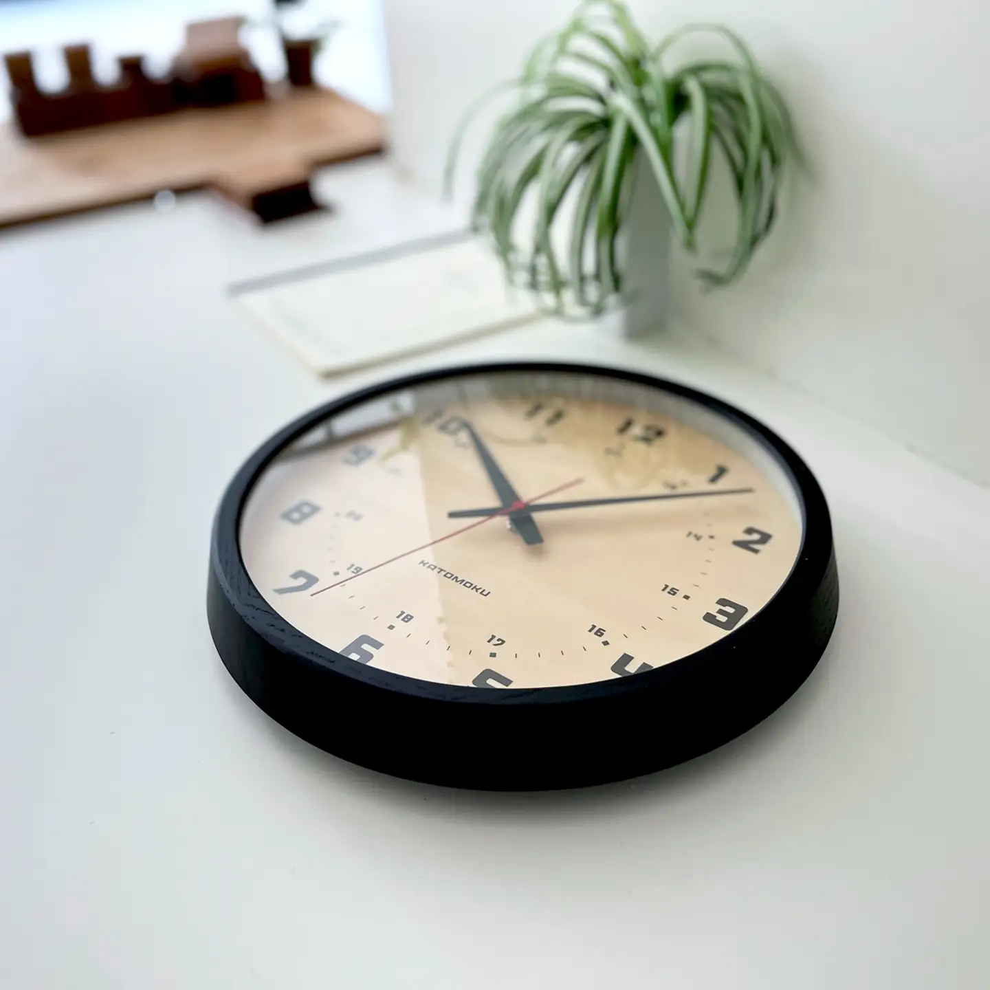 KATOMOKU muku clock 8 ≪km-81BKRC≫木製掛け時計(ブラック/電波スイープムーブメント(連続秒針))【R7441】