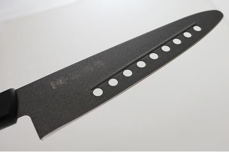 H21-02 兼常作 穴あき・リブ付き フッ素コーティング 先丸牛刀包丁 210mm（FC-G210-RT） ～食材の切り離れよい 滑りがよい 錆びにくい 汚れもサッと落ちる オールブラック 黒 ブラック 先が丸い珍しい包丁 関の刃物～