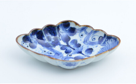 有田焼 菱型菊割向付 流水花・花唐草 2個セット【まるぶん】食器 器 うつわ 磁器 陶磁器 皿 プレート 取皿 盛皿 2枚 セット 染付 青 藍 ブルー 電子レンジ対応 35000円 AA35-337