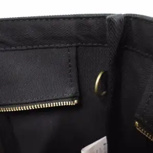 【ファスナー付き】肩かけOK　ポケット・キーフック付きの大きめトート（ブラック） /国産4号帆布　[George 2] （ブラック） T03046_1