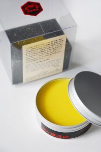 みつろう(蜜蝋)WAX"No-832"_ワックス 100ml×1個 日本蜜蜂 希少 微香性 馬油 天然原料100% みつろう 革製品 合皮 家具 保湿 保護 艶出し 光沢 ツヤ 蘇る 撥水性 メンテナンス お手入れ フローラル調 お取り寄せ 福岡県 久留米市 送料無料 〔Qc021〕