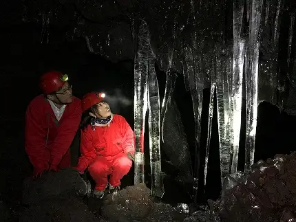 富士山の噴火でできた「青木ヶ原樹海」の溶岩洞窟を探検！