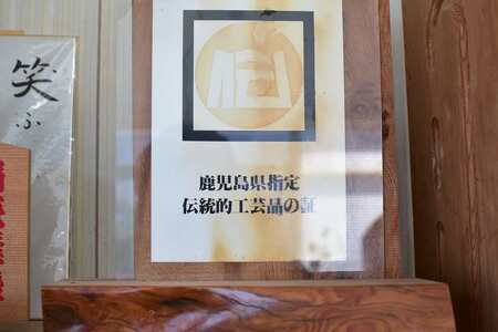 屋久杉 リンゴの置物（台付き）＜島屋工房＞
