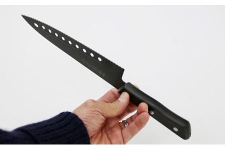 H20-47 兼常作 フッ素コーティング 穴あき・リブ付 波刃牛刀包丁 210mm（FC-G210-S） ～食材の切り離れよい 滑りがよい 錆びにくい 汚れもサッと落ちる オールブラック 黒 ブラック セレーション パン切 関の刃物～