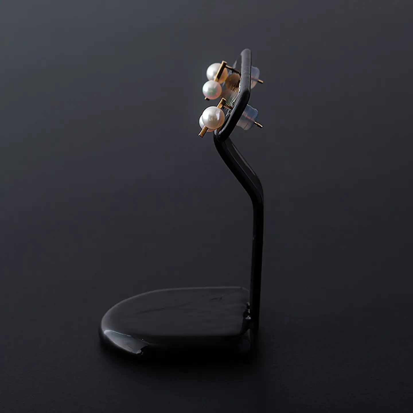 シンプルモダンなアコヤ真珠ピアス：C140-013