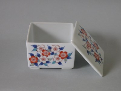 【伊万里焼】市川冬山窯「色鍋島桜文角蓋物」 037-H1232