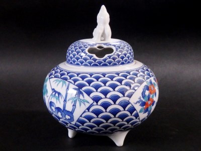 【伊万里焼】市川冬山窯「色鍋島青海波扇文香炉」 037-H753