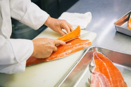 八ヶ岳湧水鱒の燻製 550g 鱒 マス 燻製 冷燻 オリジナル フレンチ マリネ ハーブ 至福の味 八ヶ岳湧水鱒 川魚 山梨県 北杜市 冷凍 [h160]