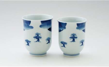 しん窯 青花 染付富士山反り組湯呑 有田焼 和食器 食器 うつわ 器 カップ コップ 2個セット 夫婦湯呑 お湯呑 ゆのみ カップ フリーカップ ギフト 贈答 手描き カップ2個 縁起物 松 富士山 大小セット 35000円 3.5万円 A35-540