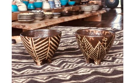 ＜南陶窯＞四つ足カップミニ２個セット【灰釉】線紋・葉紋 ☆ 読谷村 うつわ 陶器 焼き物 久場政一 沖縄 セット商品 やちむん うちなーすぐりむん コップ 地場産品 手作り 人気商品 柄違い ペア ギフトに お祝いに オススメ 伝統工芸品