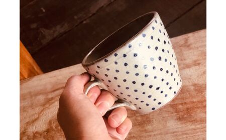 ＜南陶窯＞広口マグカップ【白・青ドット】 〇 読谷村 やちむん 陶器 伝統工芸品 久場政一 沖縄 新生活 人気商品 うちなーすぐりむん コップ 地場産品 手作り 焼き物 柄違い有 プレゼントに ギフトに お祝いに オススメ