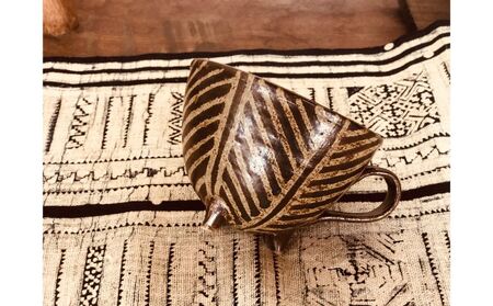 ＜南陶窯＞三つ足カフェオレボウル【灰釉・線紋】 〇 読谷村 うつわ 陶器 焼き物 久場政一 沖縄 やちむん 茶系 うちなーすぐりむん コップ 地場産品 手作り 人気商品 柄違い ペア ギフトに お祝いに オススメ 伝統工芸品