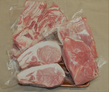 北海道 黒豚ブロックBセット4kg(1kg×４パック）豚肉 お肉 豚 ロース バラ モモ 豚ロース 豚バラ 豚もも 豚モモ肉 バラ肉 冷凍 黒豚 北海道豚 ブロック肉