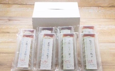 26-1027．【3回定期便】家(うち)に来る“高知” ジューシーな具をぎっしり詰めた手づくり!!　四万十ひすい餃子・一本釣りかつお餃子（8ヶ×4パック×2種）・たれ付き　にんにく不使用！