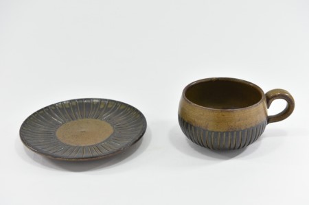京焼「新羅釉木賊紋コーヒー碗・皿」（黒）１セット〈コーヒーカップ ティーカップ 京焼 手作り カップ お皿 セット 食器 陶器 工芸品 新羅釉 木賊紋〉　 茶碗 