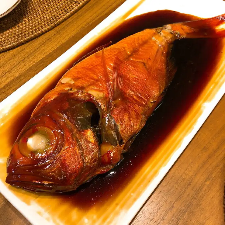 生から湯煎で仕上げる、金目鯛の煮付け 【1本物】【キンメ きんめ お取り寄せ 御中元 お中元 お歳暮 父の日 母の日 贈り物 日本酒 焼酎 タイ タイ】【稲取産 高級地金目使用】【ふるさと納税】【神奈川県小田原市】