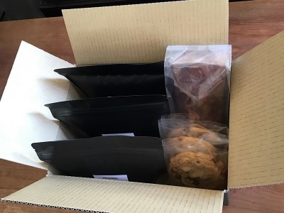 (1281)自家焙煎珈琲　オリジナル　豆　手作り　フルーツケーキ　アメリカンクッキー　詰め合わせ（中煎り豆600ｇ、フルーツケーキ1本、クッキー3枚）