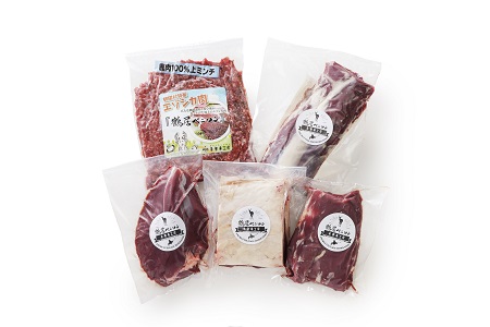 鶴居村  鹿肉 エゾシカ贅沢セット (詰め合わせ 人気セット ベニソン エゾシカ  エゾシカ肉 背ローズ肉 モモ肉 ミンチ 肩ブロック  シカ肉 エゾ鹿 無添加 人気 プレゼント 贈り物 お歳暮 高品質 冷凍 真空 未楽来工房 HACCP認証  お肉 肉 ジビエ ステーキ 北海道 ふるさと納税 ふるなび  ）