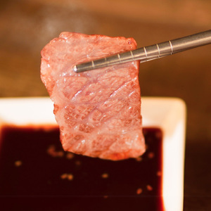 近江牛焼肉カルビ、ロース　600ｇ　特選 近江牛 ロース モモ 国産 国産牛 肉 牛肉 黒毛和牛 スライス 薄切り 赤身 AK-0003