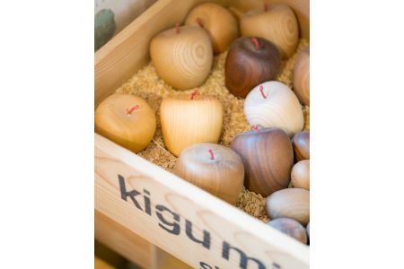  尾鷲ヒノキ製 家具職人の手作りリンゴの置き物　KG-3