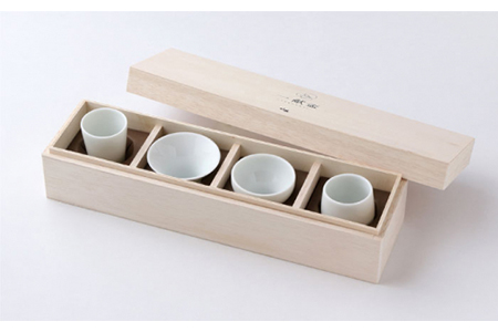 【美濃焼】一献盃ミニ4個セット 木箱入【カネコ小兵製陶所】【TOKI MINOYAKI返礼品】食器 酒器 おちょこ お猪口 ぐい呑み ぐい飲み お酒 日本酒 熱燗 冷酒 飲み比べ ホワイト 白 ギフト プレゼント 贈り物 レンジ対応 食洗機対応 送料無料 [MBD053]