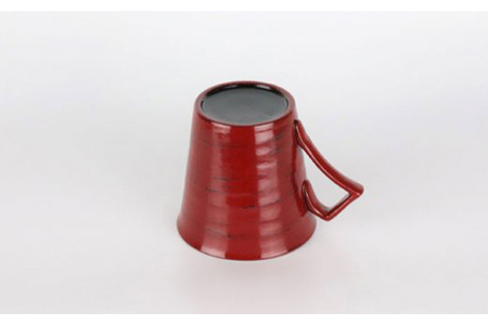 【美濃焼】漆陶 マグカップ（中）渕唐草 根来【宗山窯】食器 コーヒー コップ マグ 漆 呉須 染付 工芸品 職人 赤 レッド 陶器 送料無料 [MBI010]