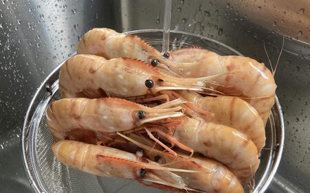 8-030-001　冷凍ボタンエビ 1kg（34尾～46尾入）