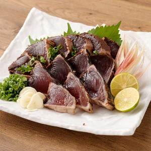 土佐の藁焼き 生カツオのたたき２節（計約500g～550g）漁師町伝統タレ・にんにく・ネギ付（中）鰹 かつお 刺身 タタキ おつまみ おかず 惣菜 新鮮 海鮮 魚介 真空 13000円【R00370】