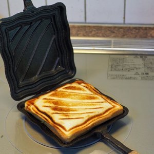 鋳鉄製ホットサンドメーカー [Hot 'n Toasty] IH対応 燕三条製 バーベキュー スキレット変形 ソロキャンプ[OUTSIDE IN]