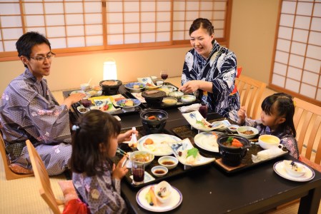 結びの宿 愛隣館  ペア宿泊券 お部屋食プラン (花かんむり/温泉露天風呂付客室) 【1195】