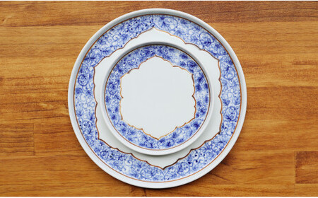 【まるふくオリジナル】有田焼 桔梗渕 Round plate 2枚セット 花唐草紋【まるふく】器 うつわ 食器 ワンプレート カフェプレート 染付 手描き 切立プレート 小皿 取皿 セット A45-314