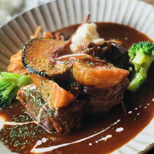 濃厚 手作り デミグラスソース の プレミアム ビーフシチュー 4食セット 計1.4kg（1食350g×4個） 国産ビーフシチュー デミグラスビーフシチュー プレミアムビーフシチュー 逸品ビーフシチュー