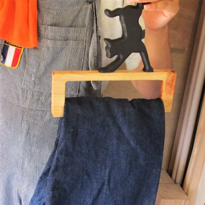 手作り木製タオル掛け・さか立ち黒猫2本セット【007C-060】