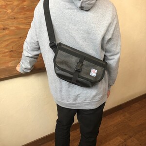 11-57BK　【SUWAプレミアム】FIRE HOSE PRODUCTS　ボディバッグ　ブラック（M）（パイピングカラー：黒）／バッグ ななめ ショルダー ブラック レディース メンズ 信州 諏訪