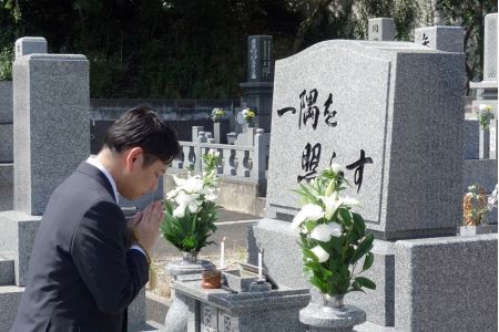 【浜田市内限定】お墓参り代行サービス（1回）仏花【生花】・写真入り報告書付き お墓参り 代行 代行サービス 報告書 付き 浜田市 お盆 お彼岸 【158_1931】