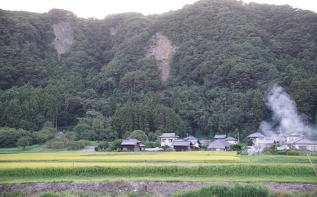 日本ワイン 山ブドウ交配種（赤）・山ブドウ交配種ワイングランド（白） 各720ml