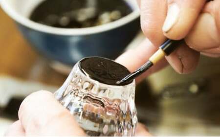 金杯（万華鏡）青海波（貝入）黒 酒器 工芸品 ガラス 高岡漆器 あわび貝 漆 螺鈿ガラス上質感 十二角 金付杯 神秘的 輝き きれい おしゃれ  FAD-0995