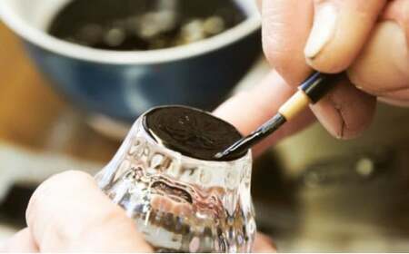 金杯（万華鏡）七宝（貝入）黒 酒器 工芸品 ガラス 高岡漆器 あわび貝 漆 螺鈿ガラス上質感 十二角 金付杯 神秘的 輝き きれい おしゃれ  FAD-0997